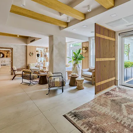 Отель Serenity 4*